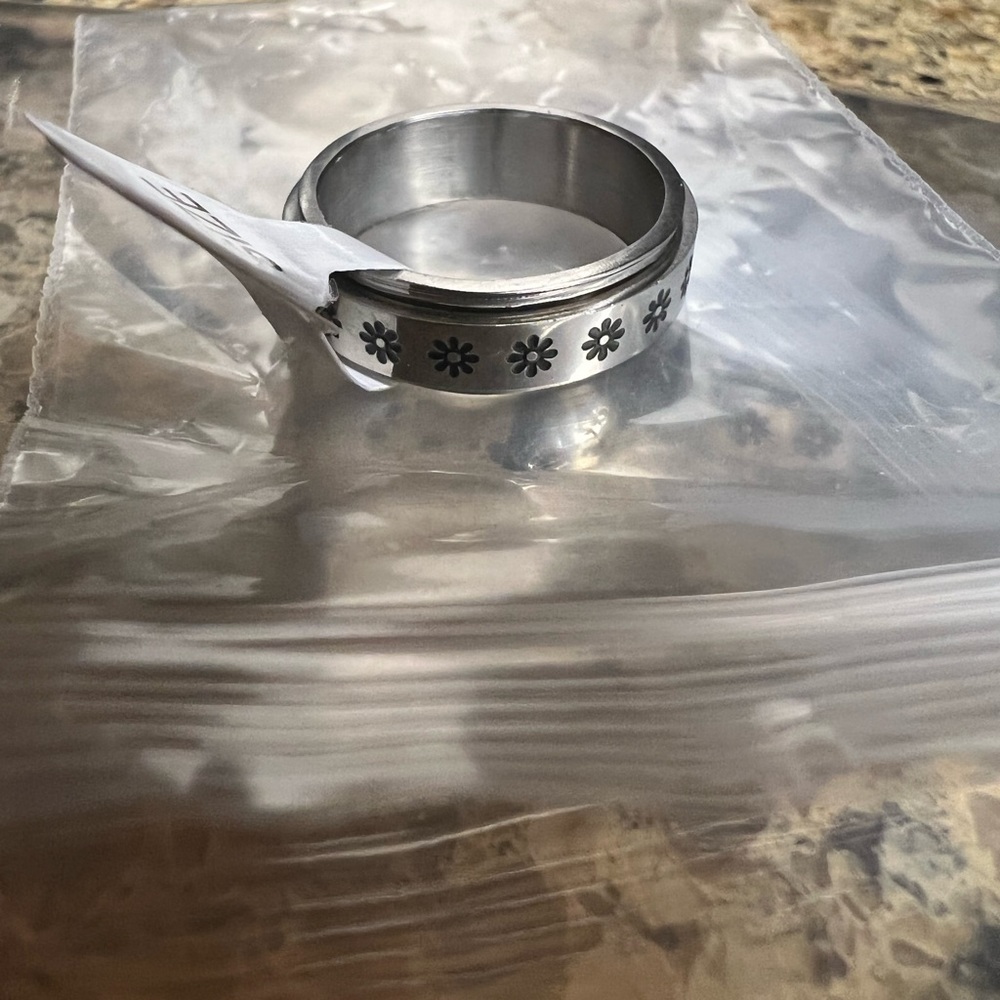 NWT Silver Flower Ring